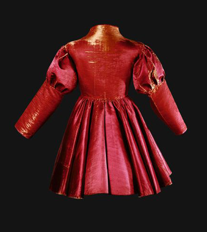 Jacket - civilní oděv Karla Tlustého. Vyroben z červeného saténu v roce 1477. Uložen v Bernu v Muzeu historie.
