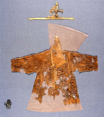 Dětská košile vytvořená z látky importované zřejmě ze Španělska, Pražský hrad, zdroj: Český rozhlas - Leonardo