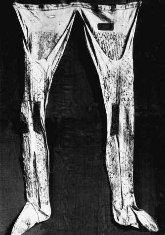 Nohavice pod zbroj yly ušity na přelomu 14 a 15.stol, Bayrische National Museum, Mnichov, zdroj : bildindex.de