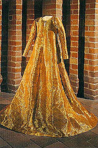Dress of queen Margaret scientific replica of queens Margaret gown. c. 1400 www.virtue.to/articles/extant.html.