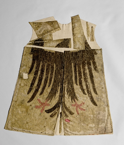 Oděv herolda z počátku 15. století uložený v Germanisches Nationalmuseum, Norimberk.