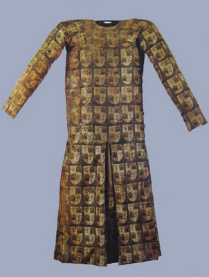 Saya Fernanda de la Cerda (1252-1275) ze zlatého brokátu, zdobená rodovými erby, převzatá z Boucher;20 000 Years of fashion