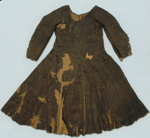 Herjolfsnes č. 41 pánský oděv těsnější přes hruď s rukávy zapínanými na knoflíky, pozdní 14. století, National Museum of Denmark, Kodaň