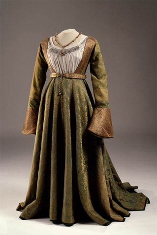 Šaty maďarské královny Marie - oděv ze zeleného damašku z roku 1520, který je k vidění v Maďarském národním muzeu.