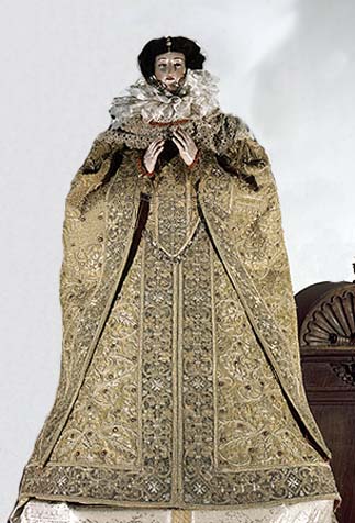 Oděv infanty Isabely Clary Eugenie, na soše Panny Marie, 1598, Domschatzkammer Aachen, Toledo, oronoz.com
