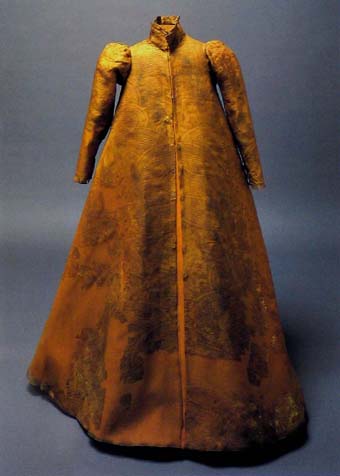 Dress of Eleanora, daughter of Maxmilian II, buried in Colina's mausoleum (1580), originally made of white damask, In: Hroby a hrobky našich knížat, králů a prezidentů, Lutovský, Bravermanová, 2007