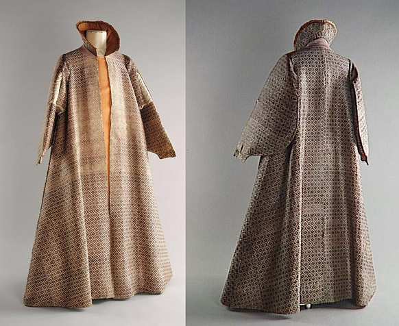 Domácí oděv podobný na španělskou ropu z r. cca 1600 je uložen v Ecouen, Musée national de la Renaissance, zdroj Reunion dos Musees National