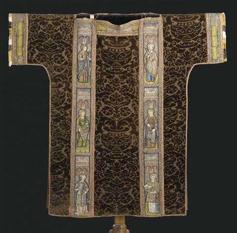 Patterned velvet dalmatic French work from 16th century situated in Ecouen, Musée national de la Renaissance 
