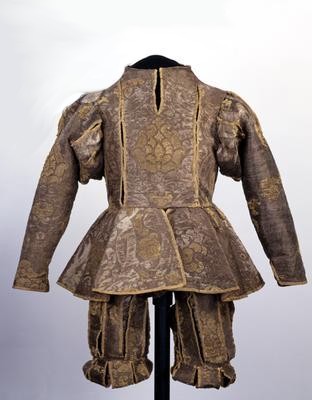 Oděv Moritze von Sachsen který měl oblečen na své svatbě s Annou Dánskou v r. 1548. Uložen v Ruestkammer, Drážďany