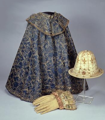 Plášť a doplňky tudorovského typu (cca 1530-1550) uložené v Londýnském muzeu.