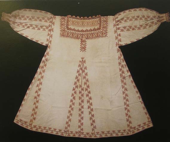 Košile ušitá v polovině 16.století v Toskánsku. Museo del Tessuto, Prato