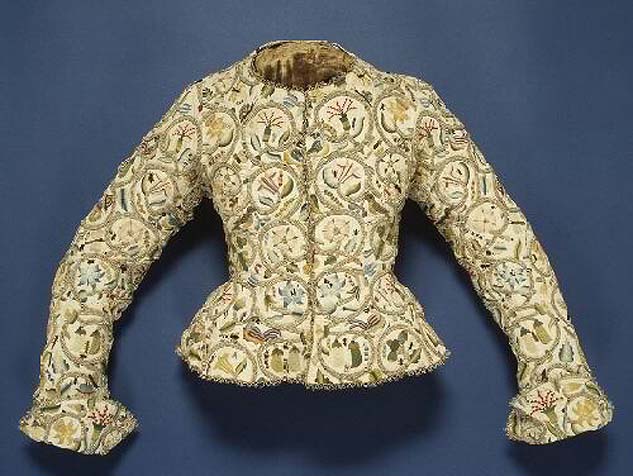 akobínský kabátec zdobený vícebarevnou hedvábnou výšivkou a podšitý lněnou látkou pochází přibližně z roku 1620. Je uložen v muzeu kostýmů v Bathu (Anglie).