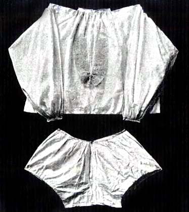 Košile a spodky Karla II. uložené ve Westminster Abbey, zdroj: History of Underclothes, Willet, Cunnington, Dover oublications, New York, 1992