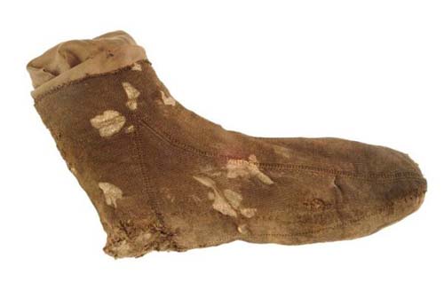 Ponožka z hedvábí vytvořená  mezi lety 1540 a 1560, Museum of London