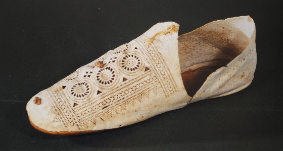 Spanish decorative shoe (1590-1600) belonging to Bayerischen National Museum, Munchen. Source : Durian-Ress, Schuhe, 1992