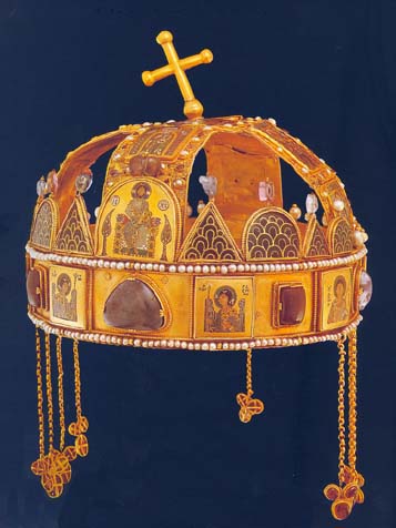 Maďarská královská koruna - spodní a horní část byla spojena ve 12. století, Maďarské národní muzeum, Budapešť