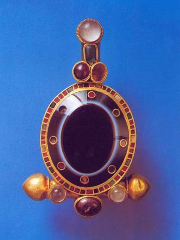 Golden brooch with onyx, turn of 4th a 5th century, Hungarian National Museum, Budapest