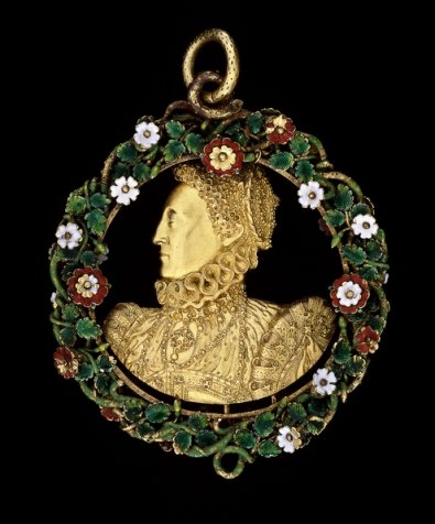Přívěšek s portrétem královny Alžběty z let 1570-1580 je uložen v Britském muzeu.