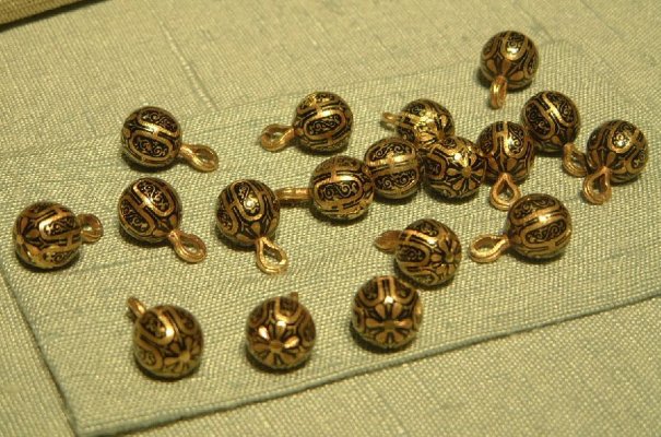 Knoflíky spínající oděv Johna III. (+1592) jsou nyní uloženy v Uppsale, Švédsko