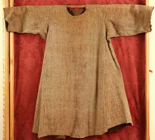 Tunika Františka z Assisi, dochovaná v kostele Sv. Františka v Cortona, Itálie. Podle vědců by skutečně světci patřit mohla.(1226)