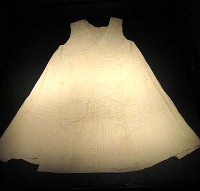 Košile Izabely Francouzské sestry sv. Ludvíka, 13.století, Konvent Saint-Francois, Paříž. Výstava La Mode au Moyen Age, foto. Mgr. Voda