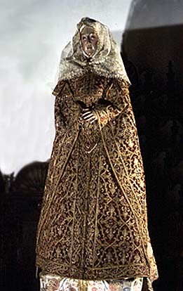 Oděv Isabely de Valois, na soše Panny Marie, z 16.století, Museo de Convento de San Clemente, Toledo, oronoz.com