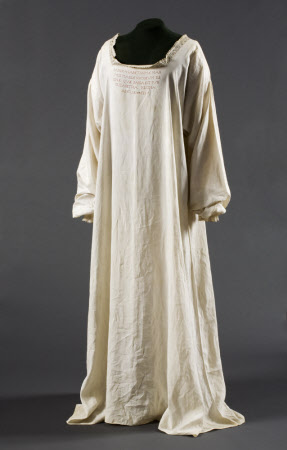 Košile Marie Skotské z r.1587 je uložená v National Trust Collection, Coughton Court. Zdroj: J.Arnold, Patterns of Fashion IV.