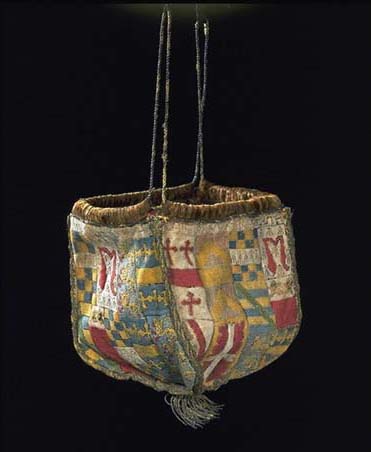 Purse made of embroidered linen, Victoria and Albert Museum (1540)