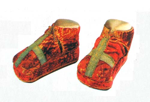 Coronation shoes of Zikmund August (1529), Poland, In: O modach i strojach, M.Mozdzynska-Nawotka