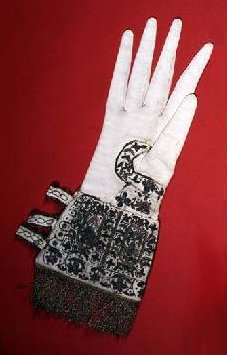 Gloves presented to Queen Elizabeth I on her visit to Oxford University in 1566 (textile and gold embroidery), Ashmolean Museum, University of Oxford